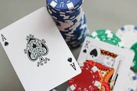 Dealer kasino live sedang melayani meja permainan